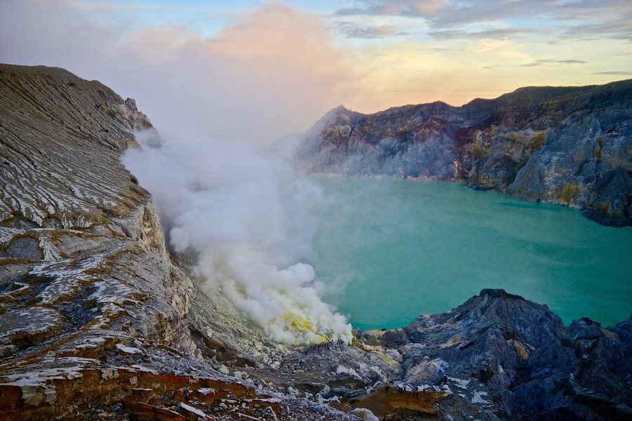 9 Tips Aman Hiking Kawah Ijen: dari Masker Gas sampai Etika Blue Fire